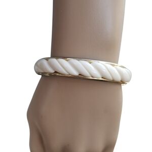 VINTAGE SILVERTONE & CREAM COLOR ACRYLIC TWIST DESIGN CLAMPER BRACELET